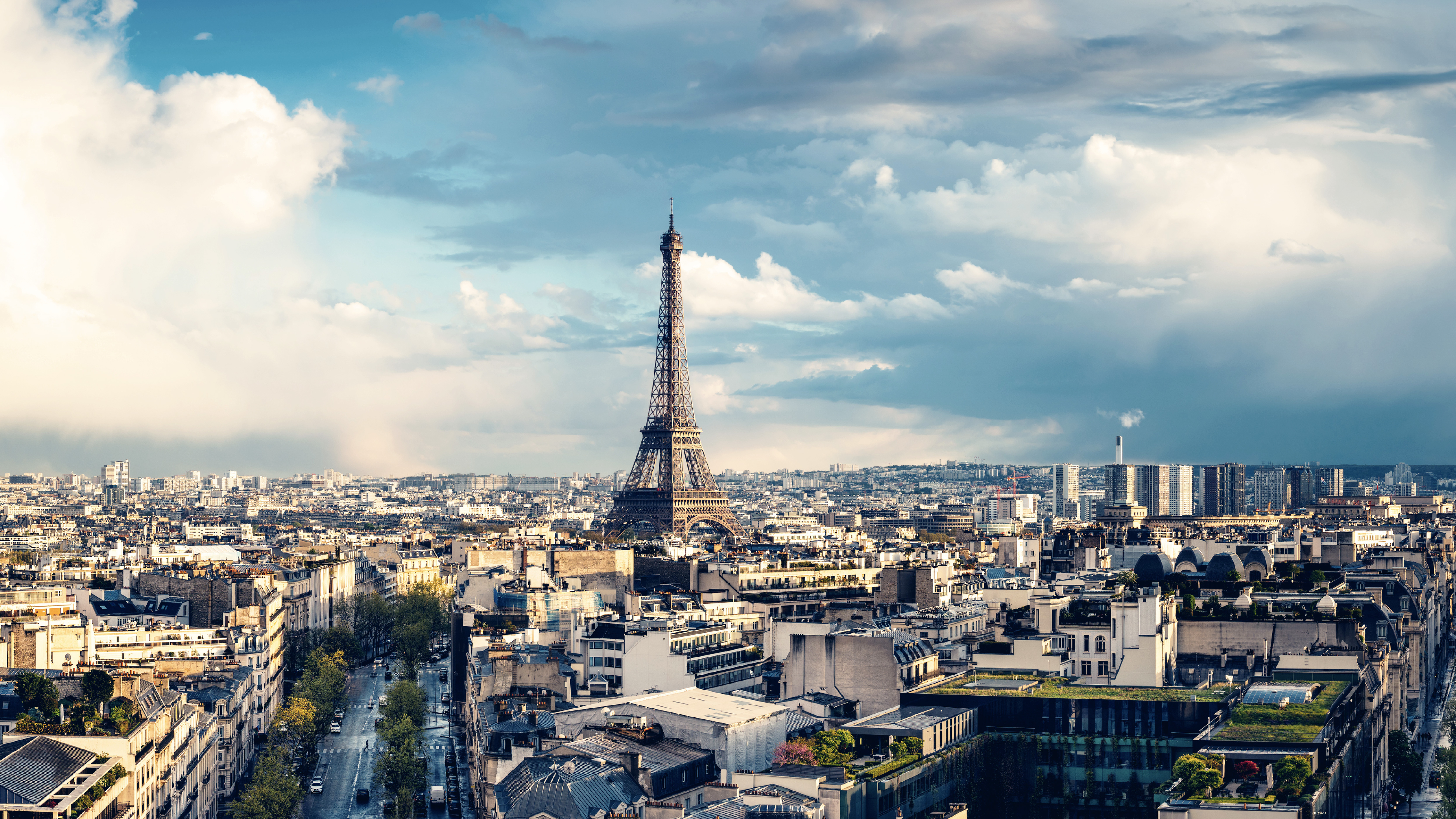 Image of the city of Paris with the Eiffel Tower in the center